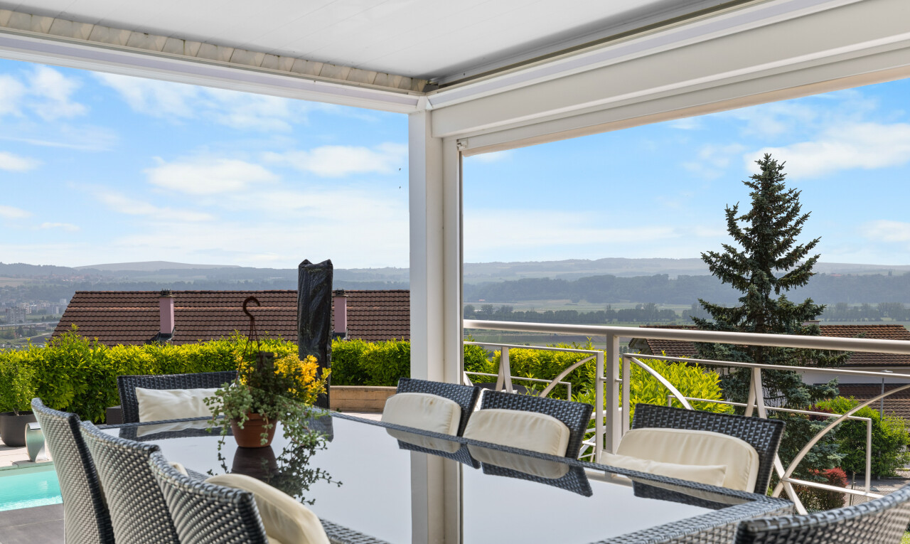 terrasse avec from property, balcon, coin repas extérieur, et day time