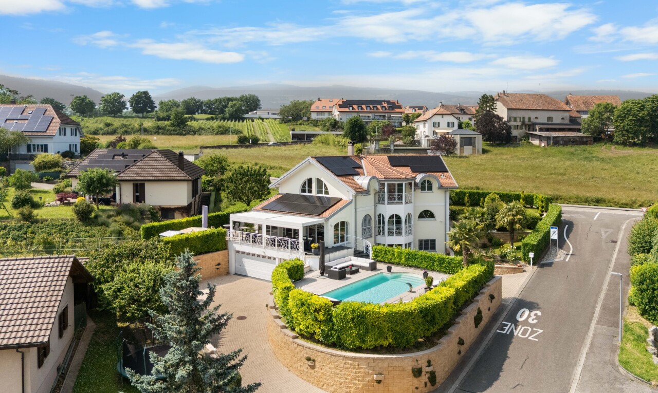 außenansicht mit property visible, solaranlage, day time, schwimmbad, und auffahrt