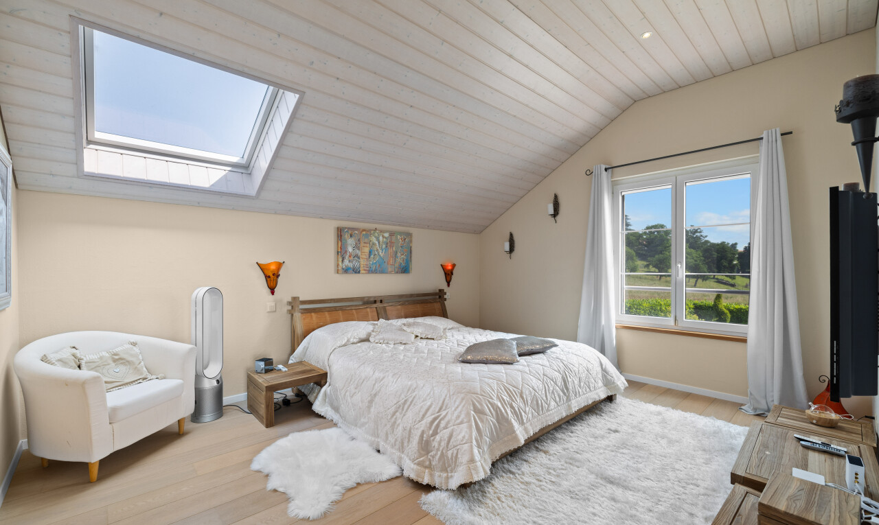 chambre avec pièce supplémentaire, puits de lumière, inside property, plafond voûté, et vaulted ceiling