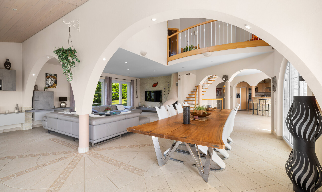 salle à manger avec high ceiling, plafond haut, natural light, lumière naturelle, et escaliers