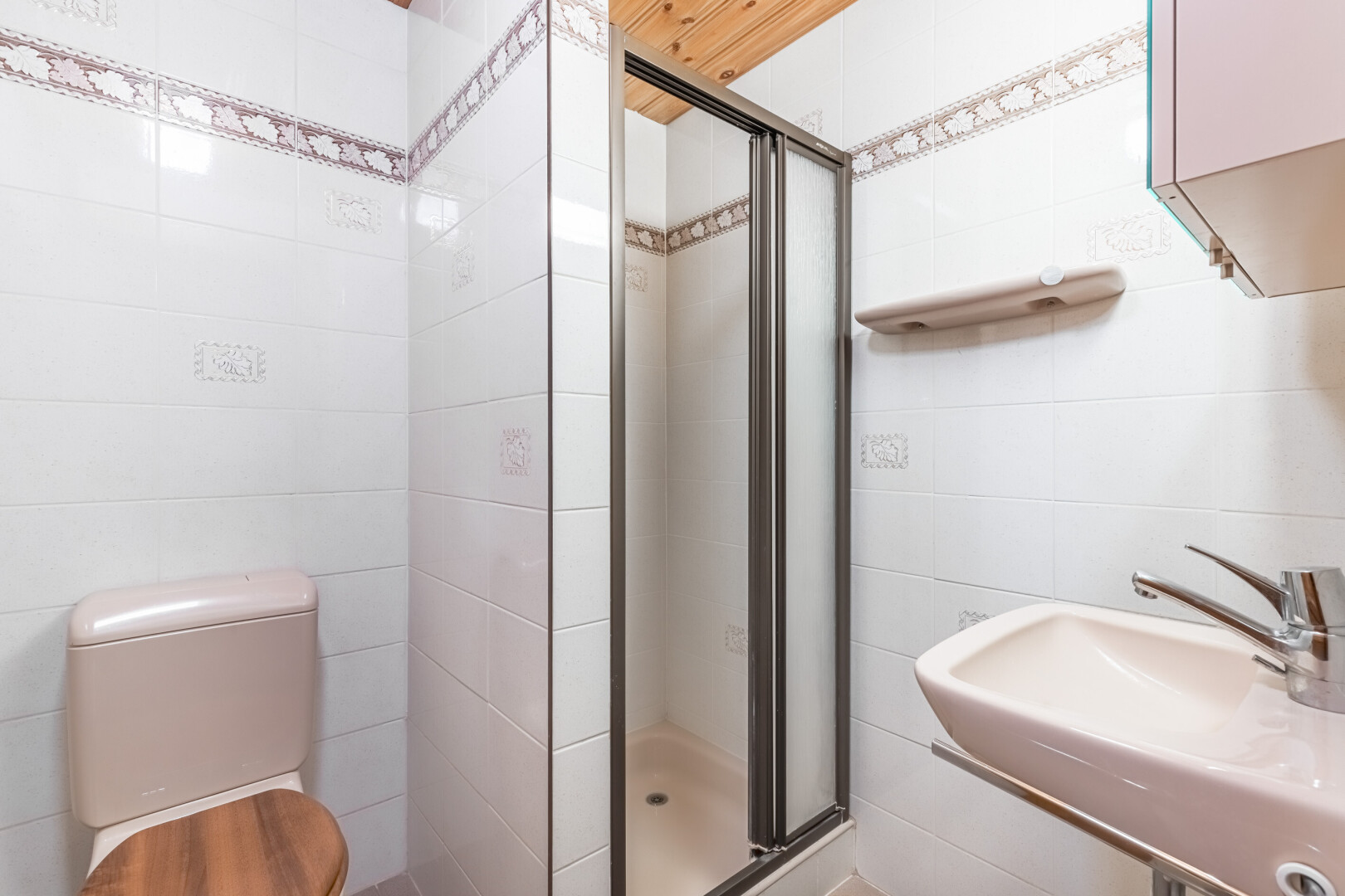 salle de bains avec toilette, douche, salle de bain complète, évier, et tile wall