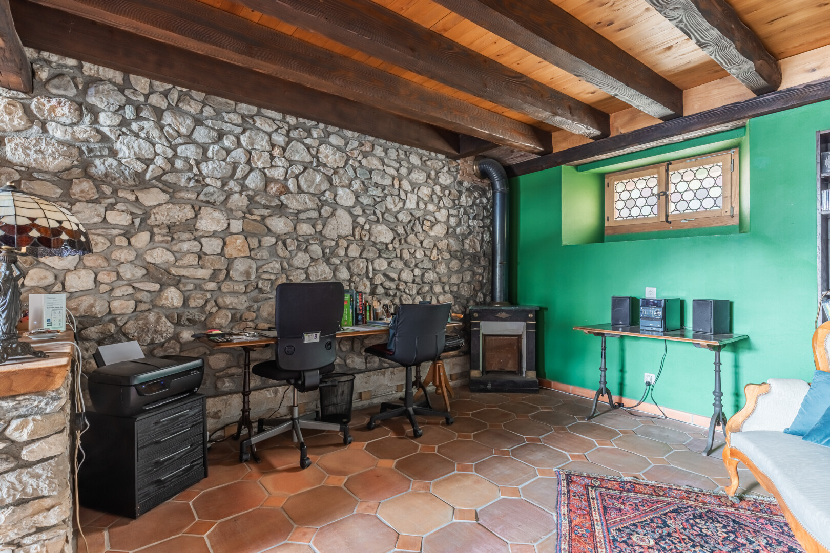 salon avec poêle à bois, plafond à poutres, beamed ceiling, cloison sèche, et drywall