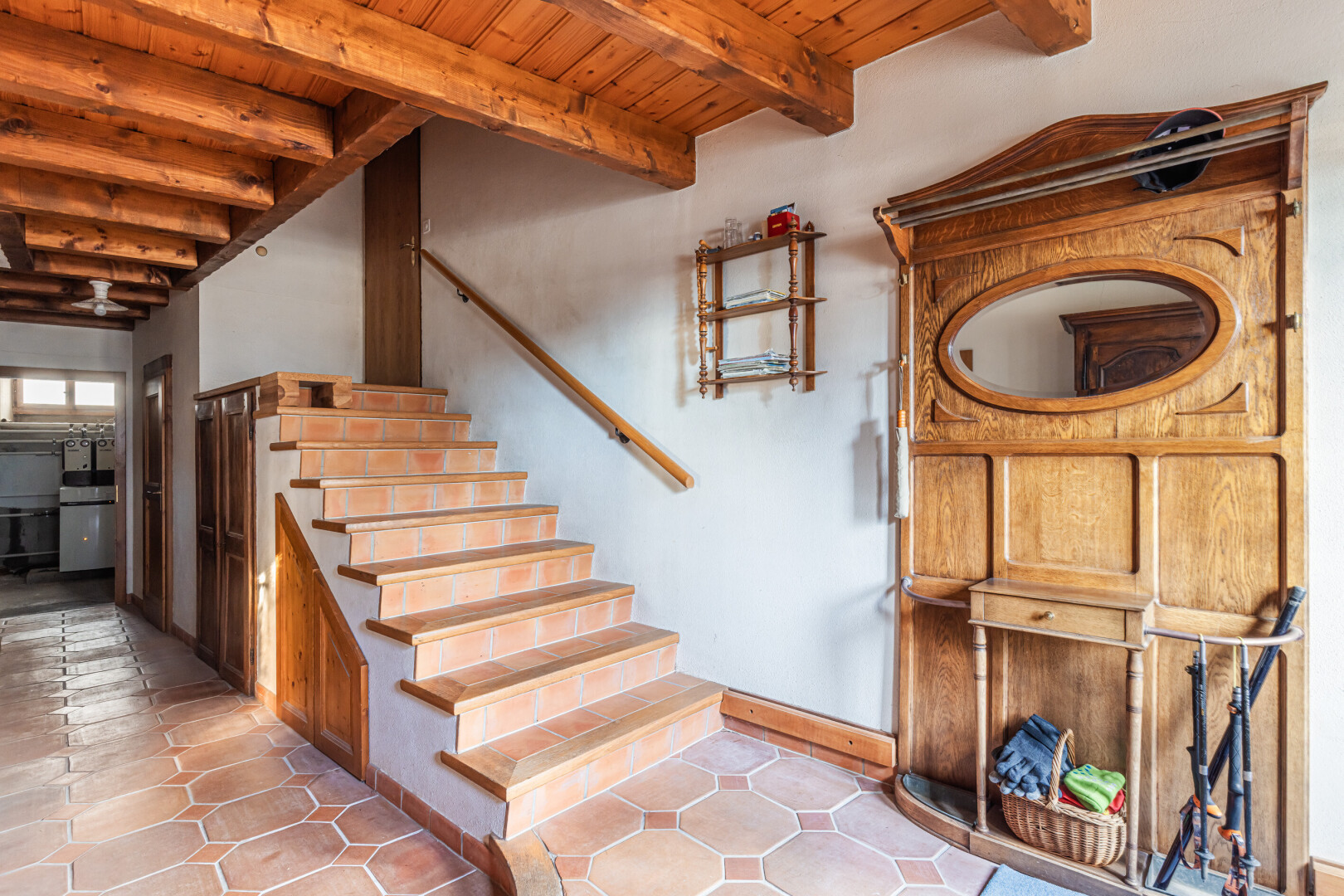 escaliers avec plafond en bois, wood ceiling, plafond à poutres, beamed ceiling, et inside property
