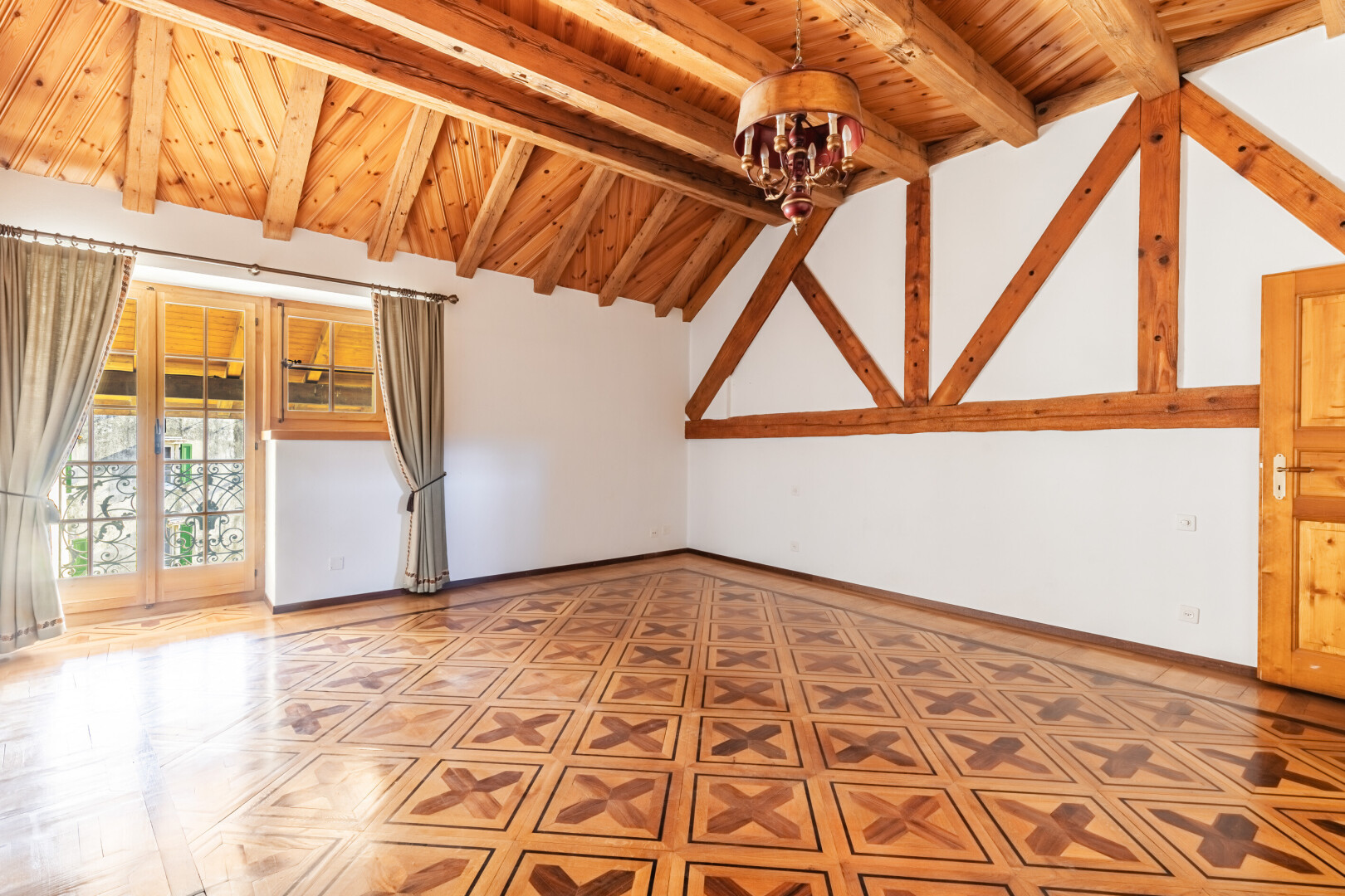 pièce vide avec lustre remarquable, plafond à poutres, beamed ceiling, cloison sèche, et drywall