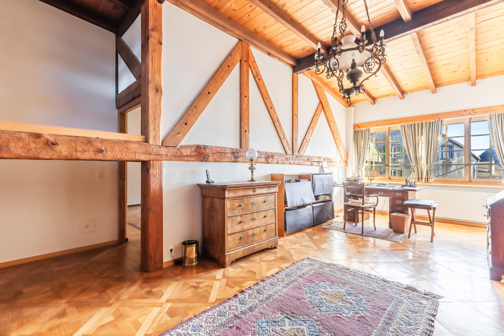 salle à manger avec inside property, cloison sèche, drywall, plafond voûté, et vaulted ceiling