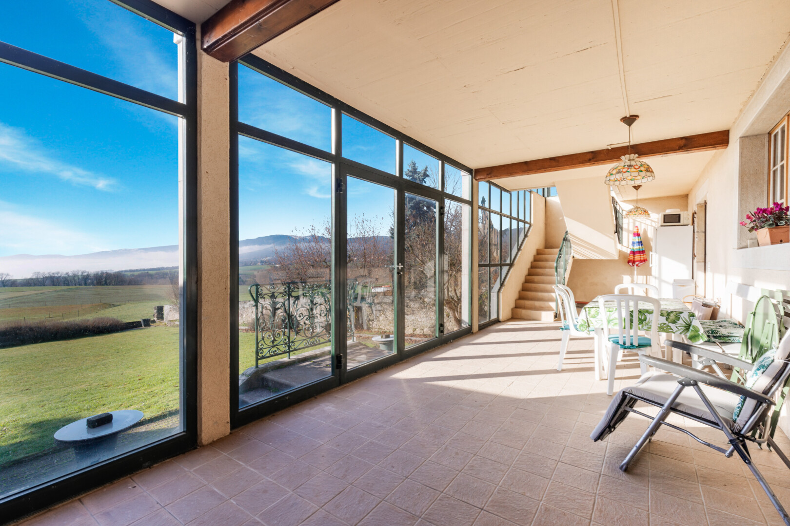terrasse avec day time, véranda, terrasse, pelouse, et vue sur la montagne