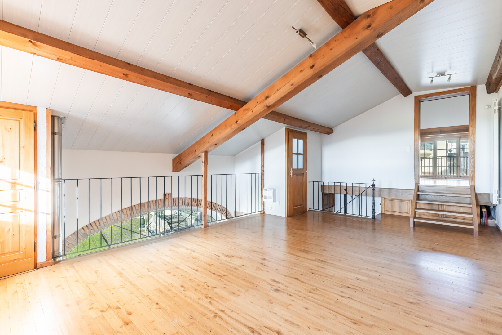 pièce vide avec plafond voûté, vaulted ceiling, lumière naturelle, natural light, et plafond à poutres