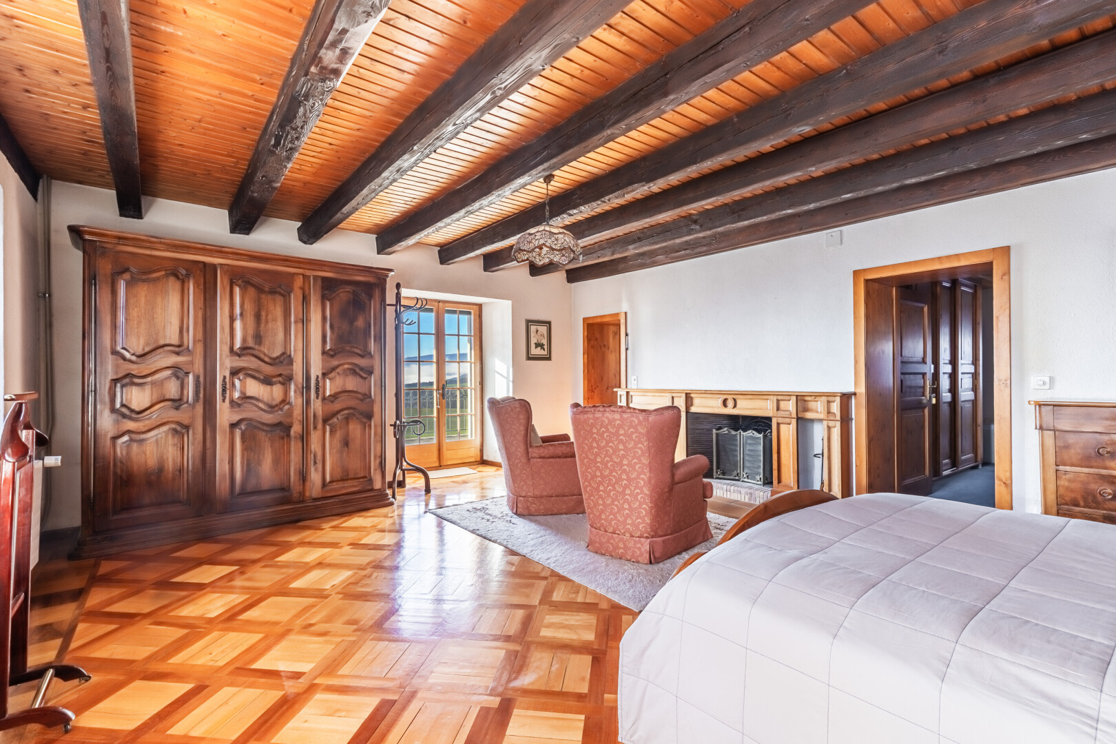 chambre avec plafond à poutres, lumière naturelle, beamed ceiling, natural light, et parquet floor
