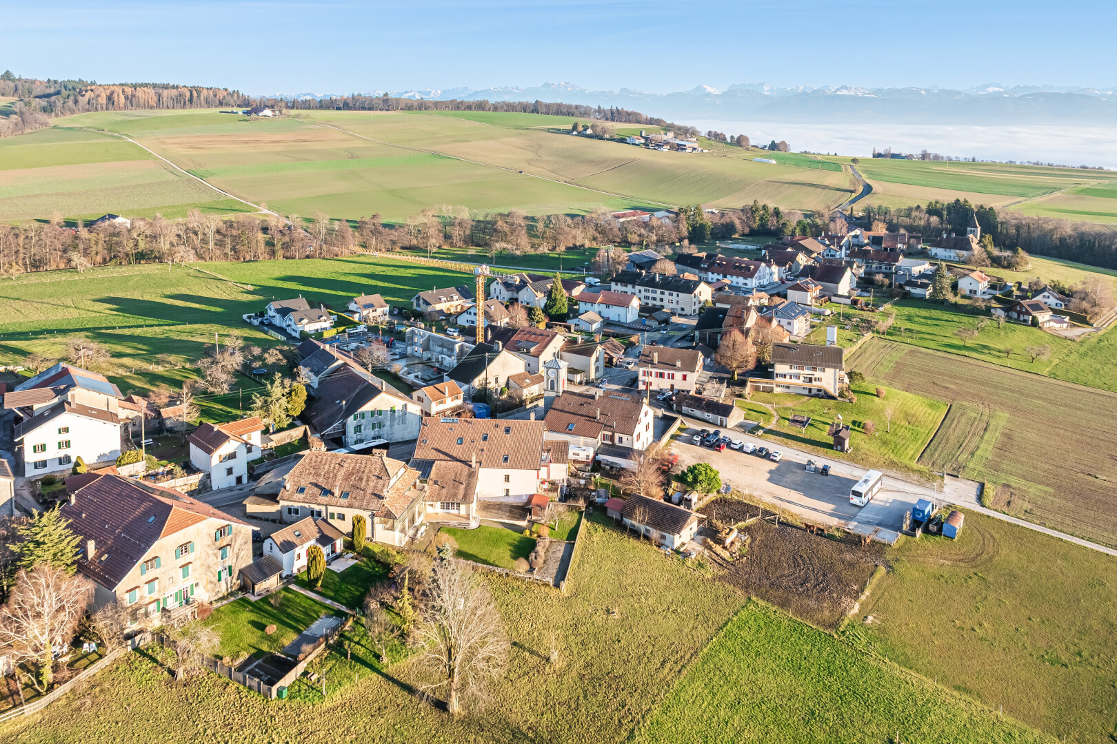 vue sur la montagne avec aerial view, day time, vue rurale, rural view, et vue sur le verger/agriculture