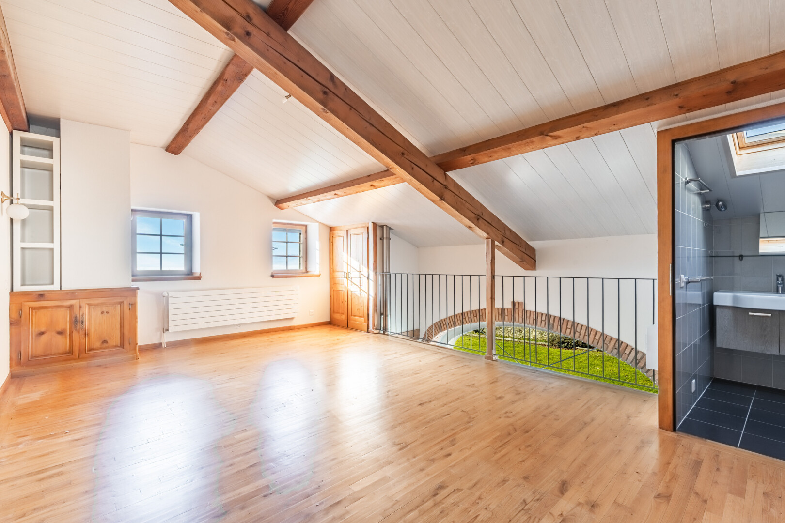 pièce vide avec sol en finition bois, wood finish floor, plafond voûté, vaulted ceiling, et inside property
