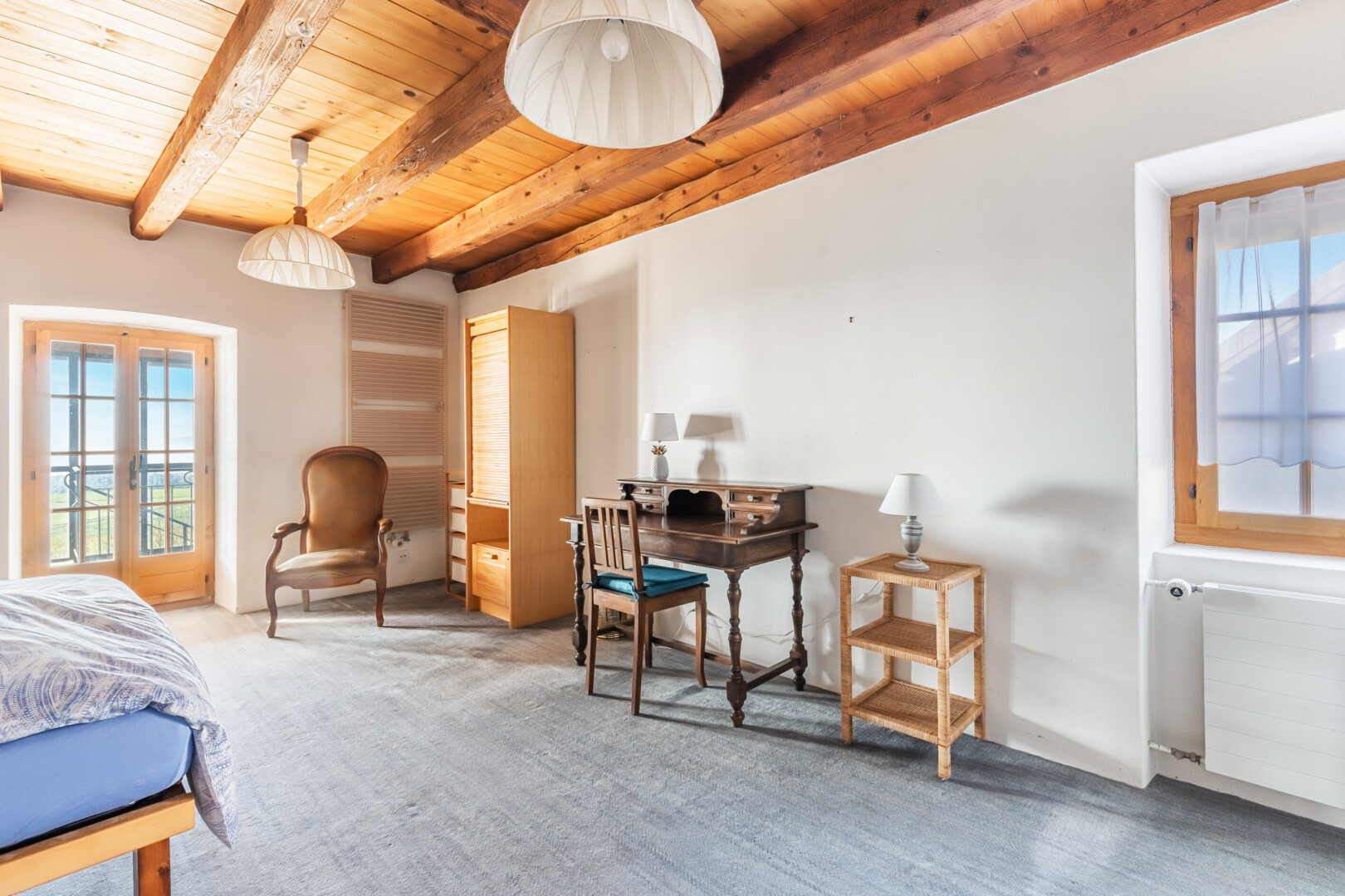 chambre avec lumière naturelle, natural light, day time, plafond en bois, et wood ceiling