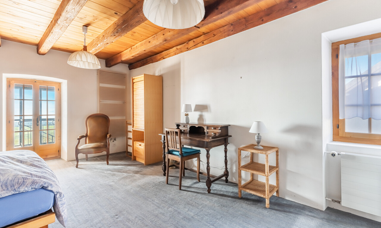 chambre avec lumière naturelle, natural light, day time, plafond en bois, et wood ceiling