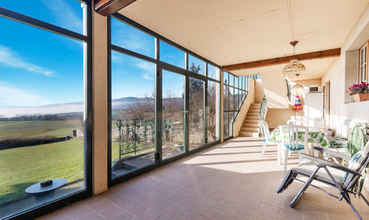 terrasse avec day time, véranda, terrasse, pelouse, et vue sur la montagne