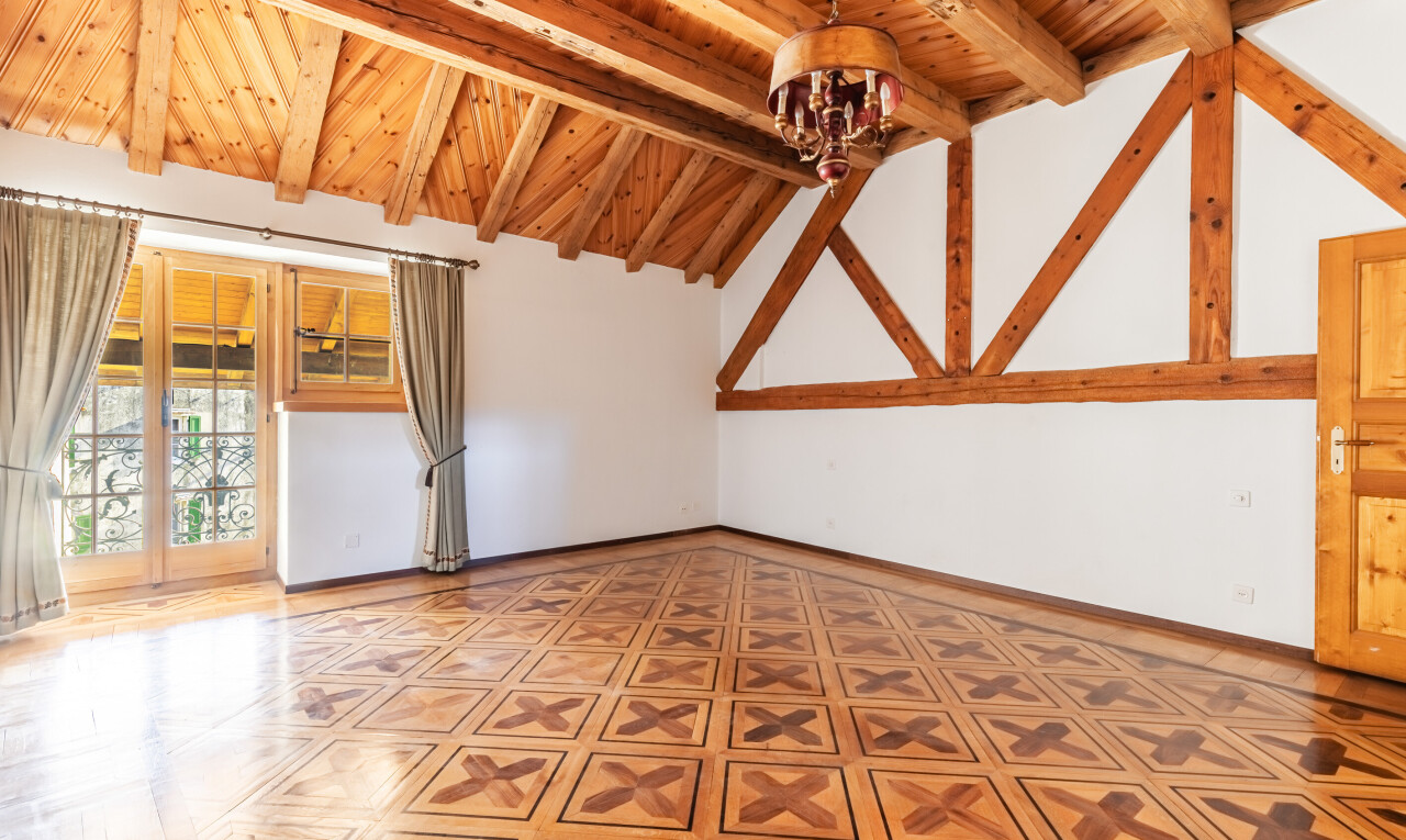 pièce vide avec lustre remarquable, plafond à poutres, beamed ceiling, cloison sèche, et drywall
