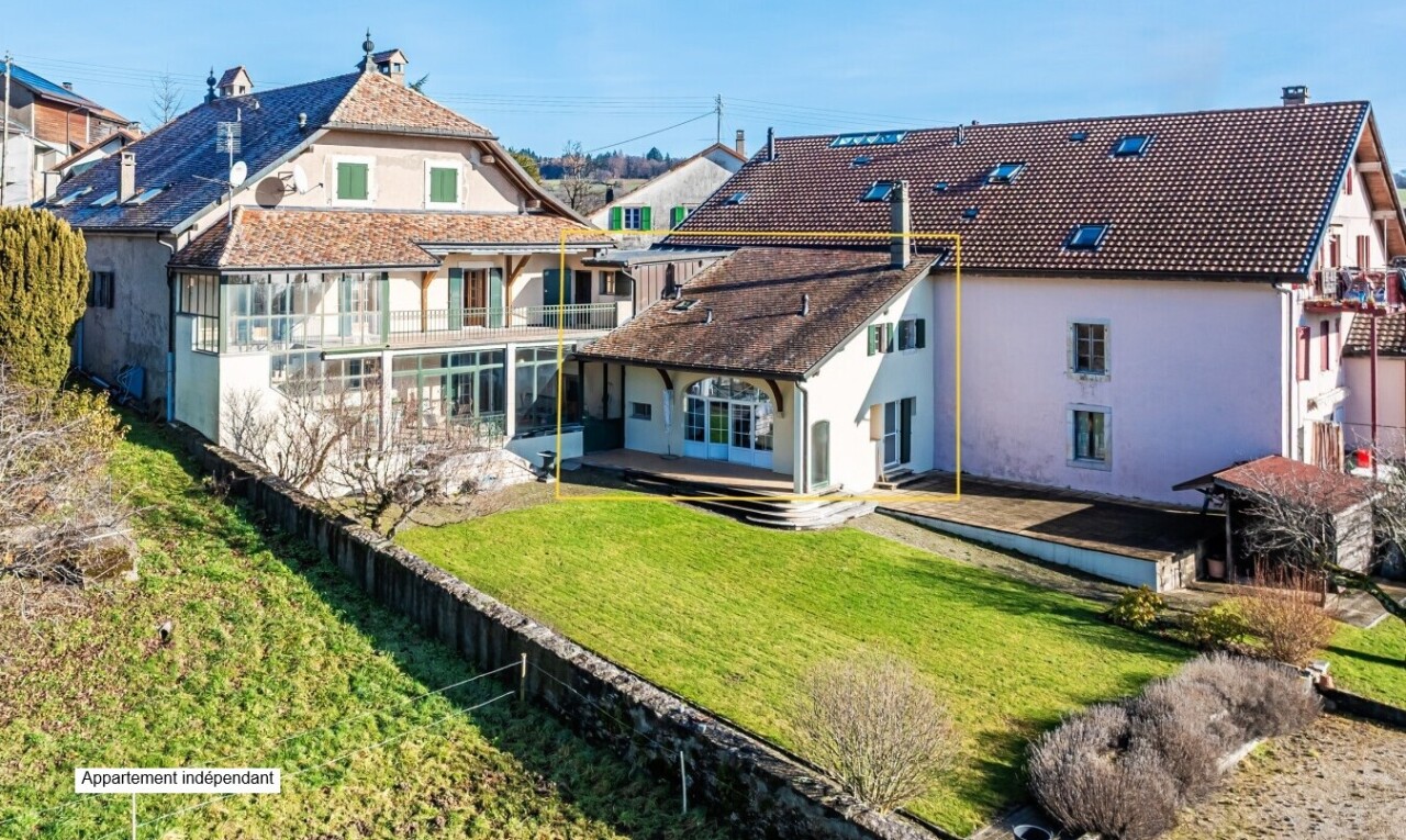 façade avec terrasse, power lines view, day time, property visible, et pelouse