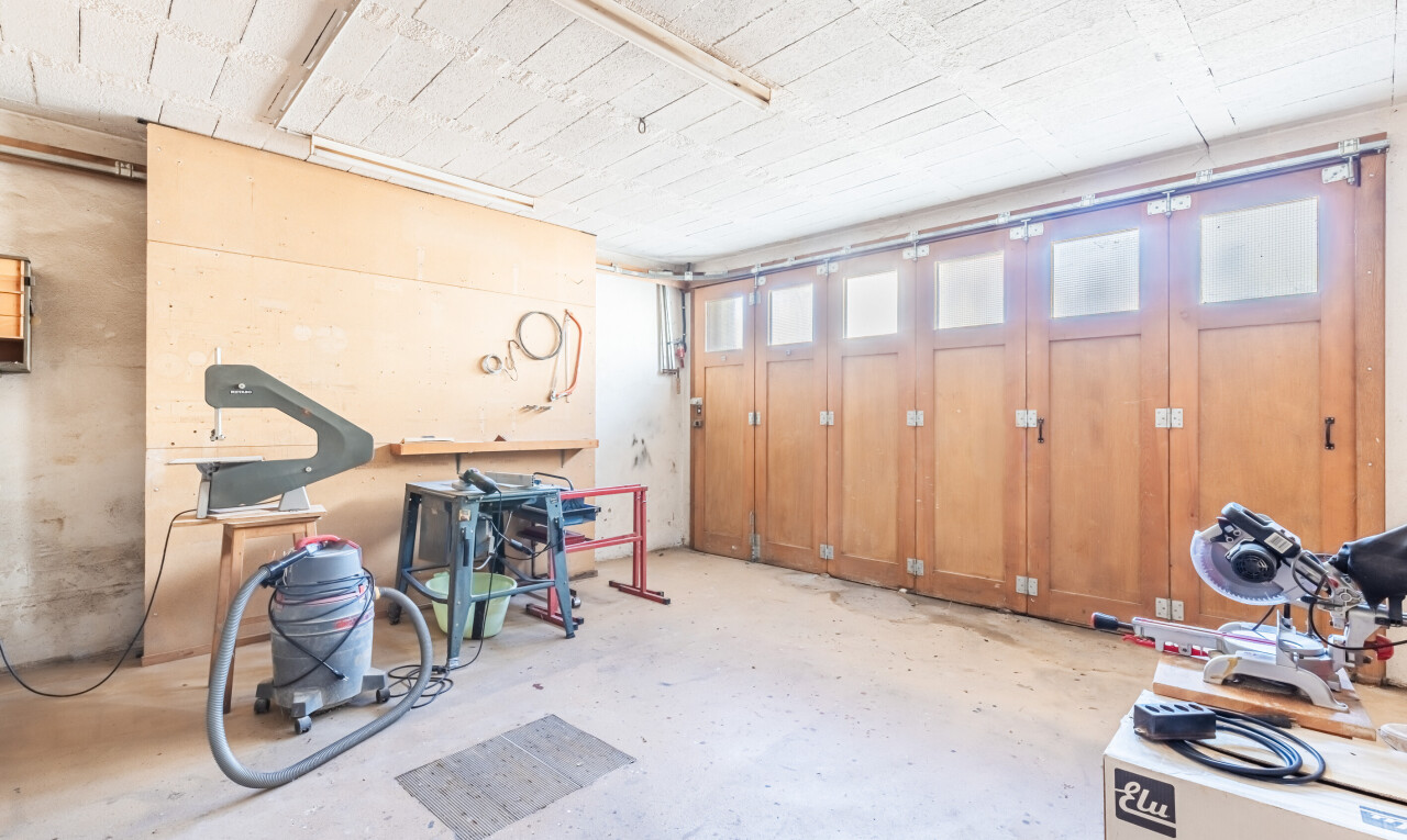 espace intérieur avec sol en béton, concrete floor, inside property, lumière naturelle, et natural light