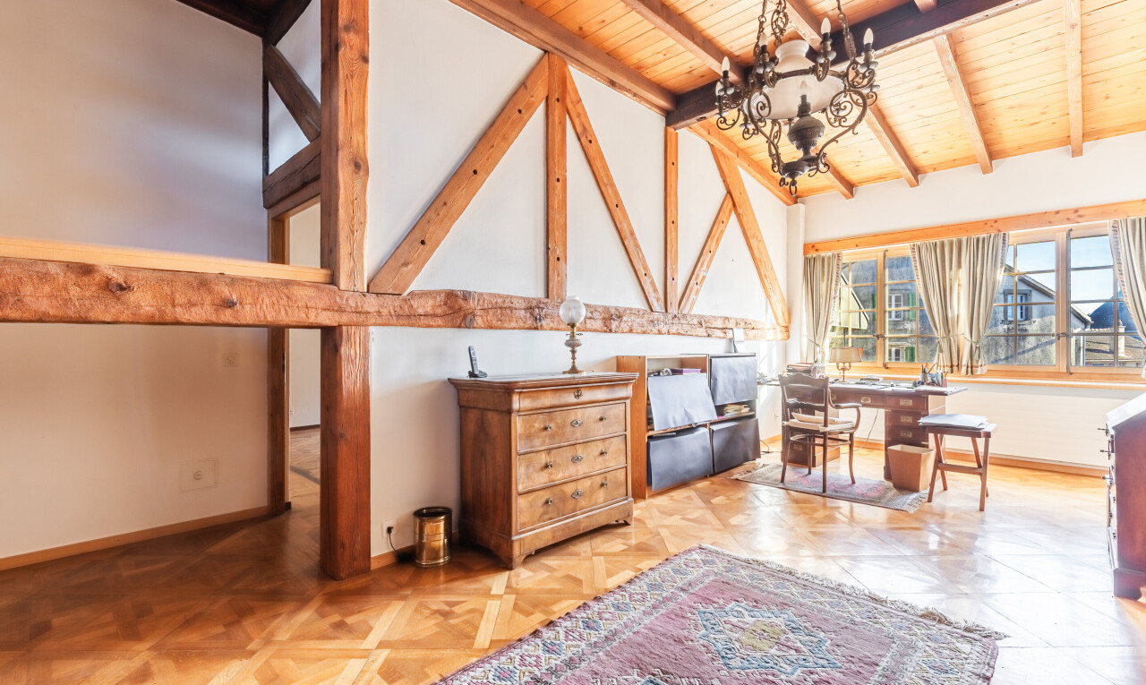 salle à manger avec inside property, cloison sèche, drywall, plafond voûté, et vaulted ceiling