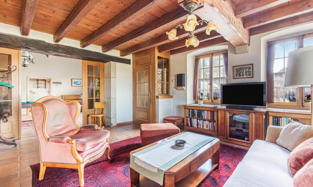 salon avec plafond à poutres, beamed ceiling, plafond en bois, wood ceiling, et télévision