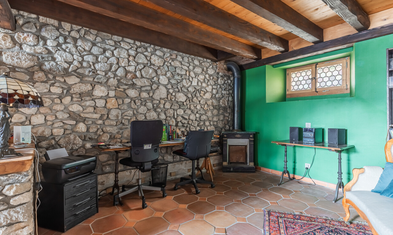 salon avec poêle à bois, plafond à poutres, beamed ceiling, cloison sèche, et drywall