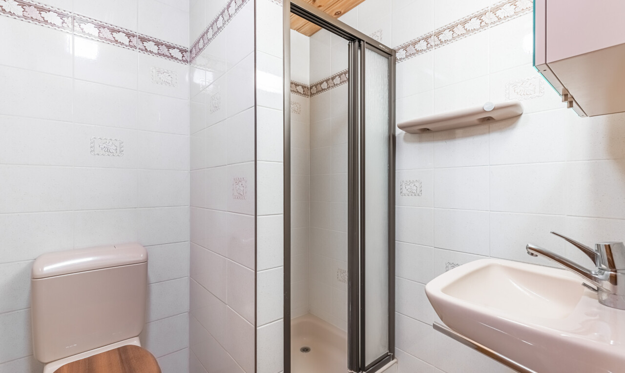 salle de bains avec toilette, douche, salle de bain complète, évier, et tile wall