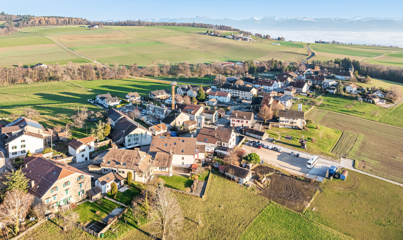 vue sur la montagne avec aerial view, day time, vue rurale, rural view, et vue sur le verger/agriculture