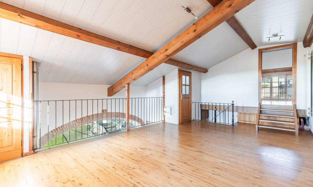 pièce vide avec plafond voûté, vaulted ceiling, lumière naturelle, natural light, et plafond à poutres