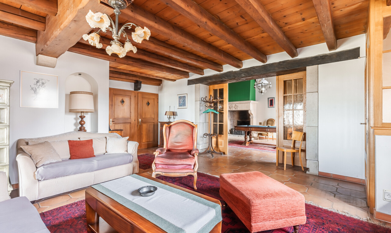 salon avec lustre remarquable, plafond à poutres, beamed ceiling, plafond en bois, et wood ceiling