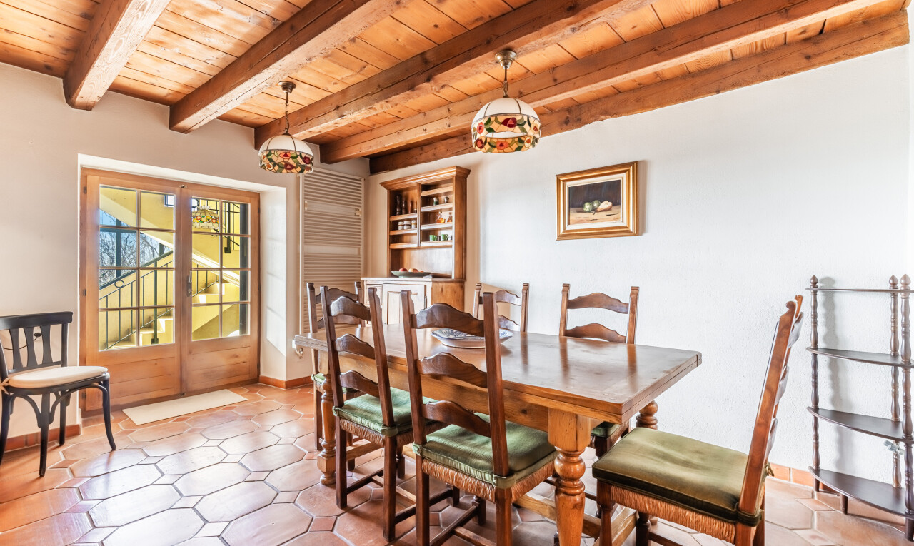 salle à manger avec plafond en bois, wood ceiling, plafond à poutres, beamed ceiling, et lumière naturelle
