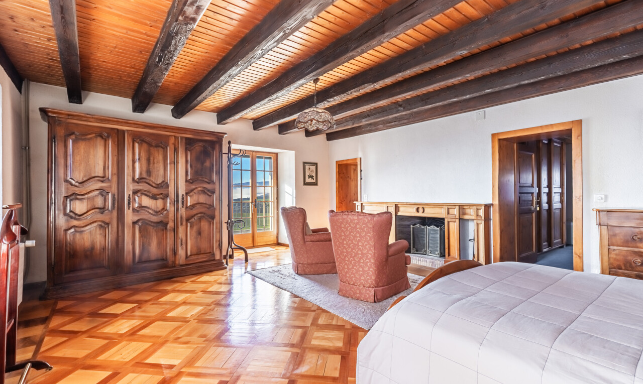 chambre avec plafond à poutres, lumière naturelle, beamed ceiling, natural light, et parquet floor