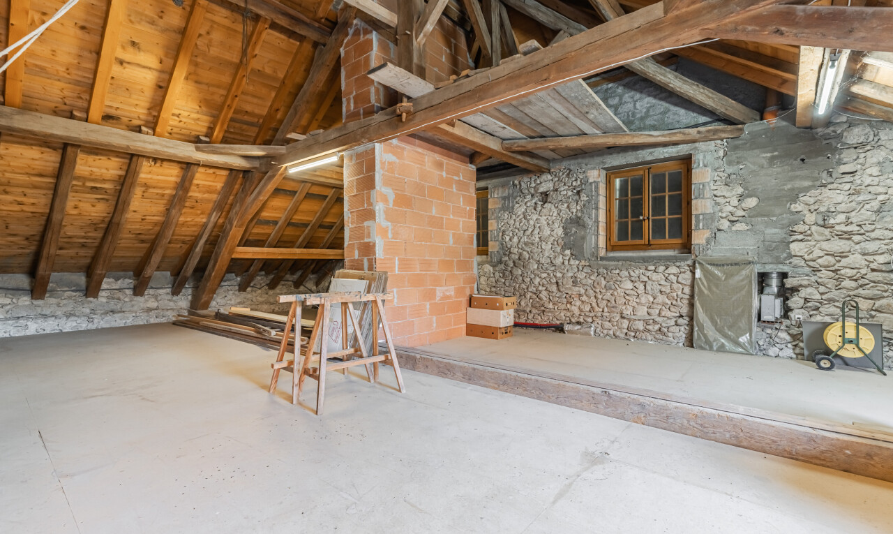 espace intérieur avec plafond voûté, vaulted ceiling, inside property, mur en pierre, et stone wall