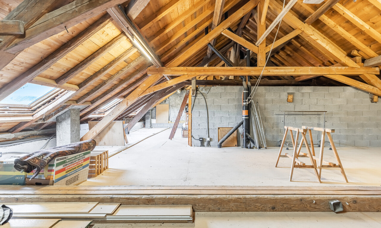 pièce vide avec inside property, mur en blocs de béton, concrete block wall, plafond cathédrale, et cathedral ceiling