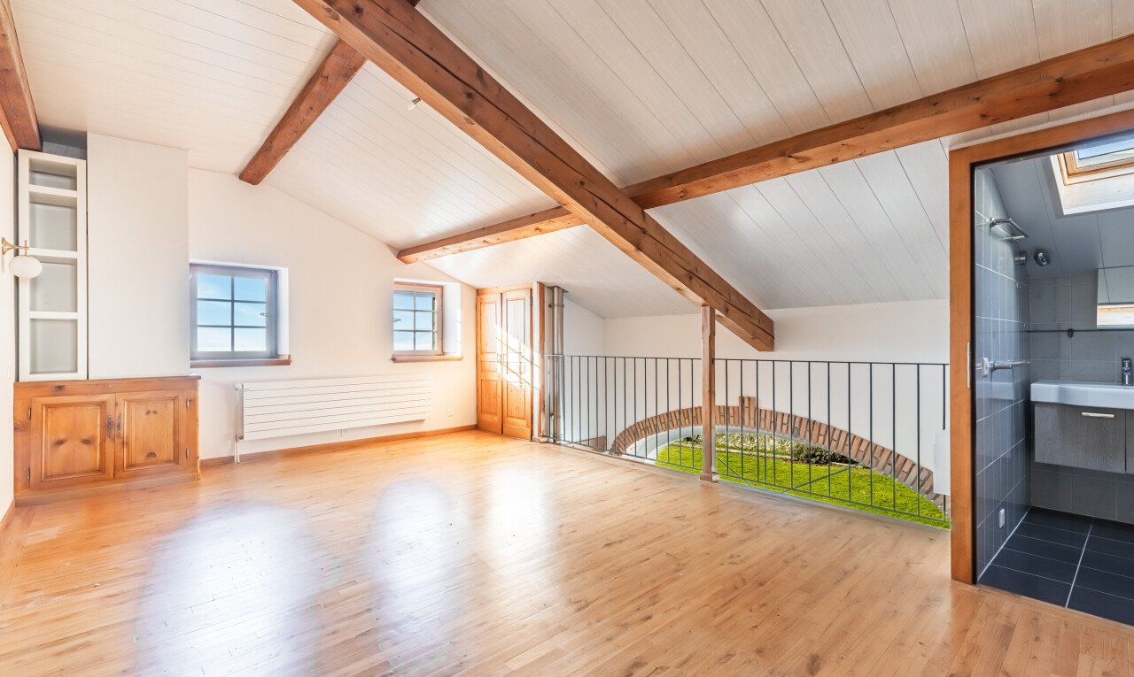 pièce vide avec sol en finition bois, wood finish floor, plafond voûté, vaulted ceiling, et inside property