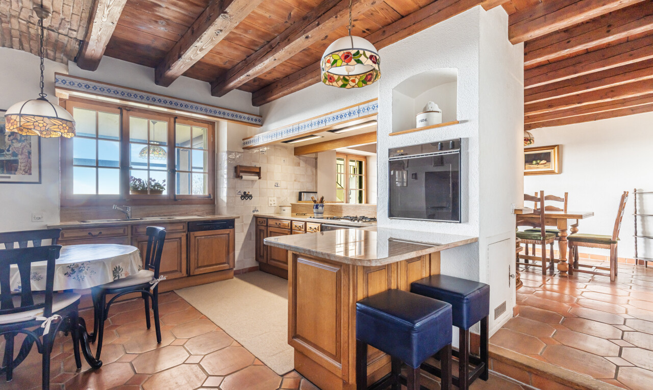 cuisine avec plafond à poutres, beamed ceiling, plafond en bois, wood ceiling, et lumière naturelle