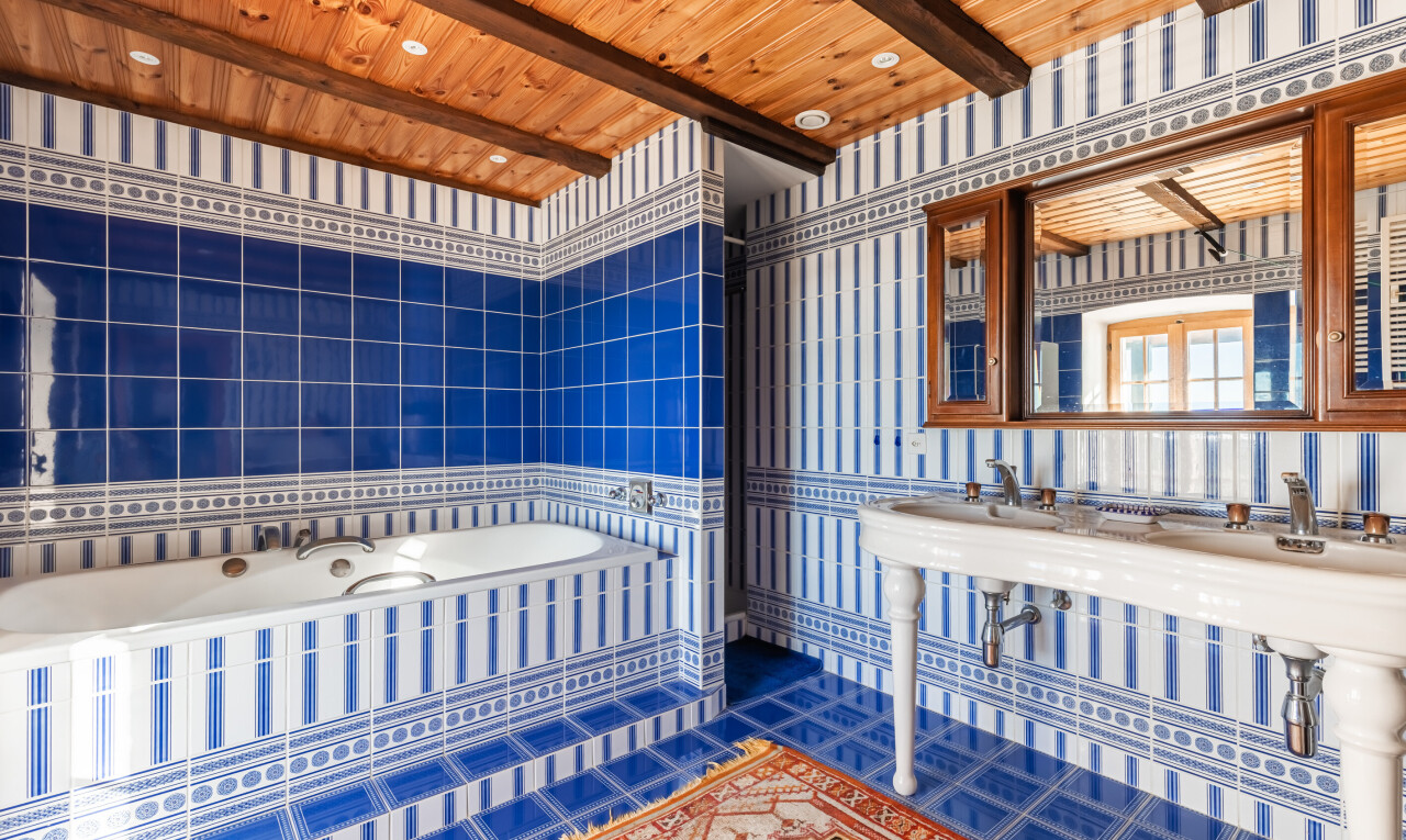 salle de bains avec salle de bain complète, plafond en bois, wood ceiling, inside property, et plafond à poutres