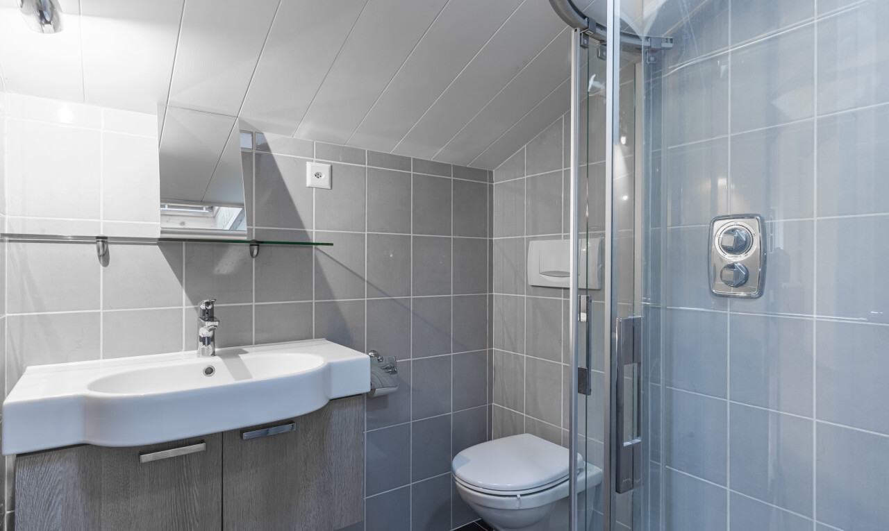 salle de bains avec mur en carrelage, tile wall, miroir, salle de bain complète, et inside property