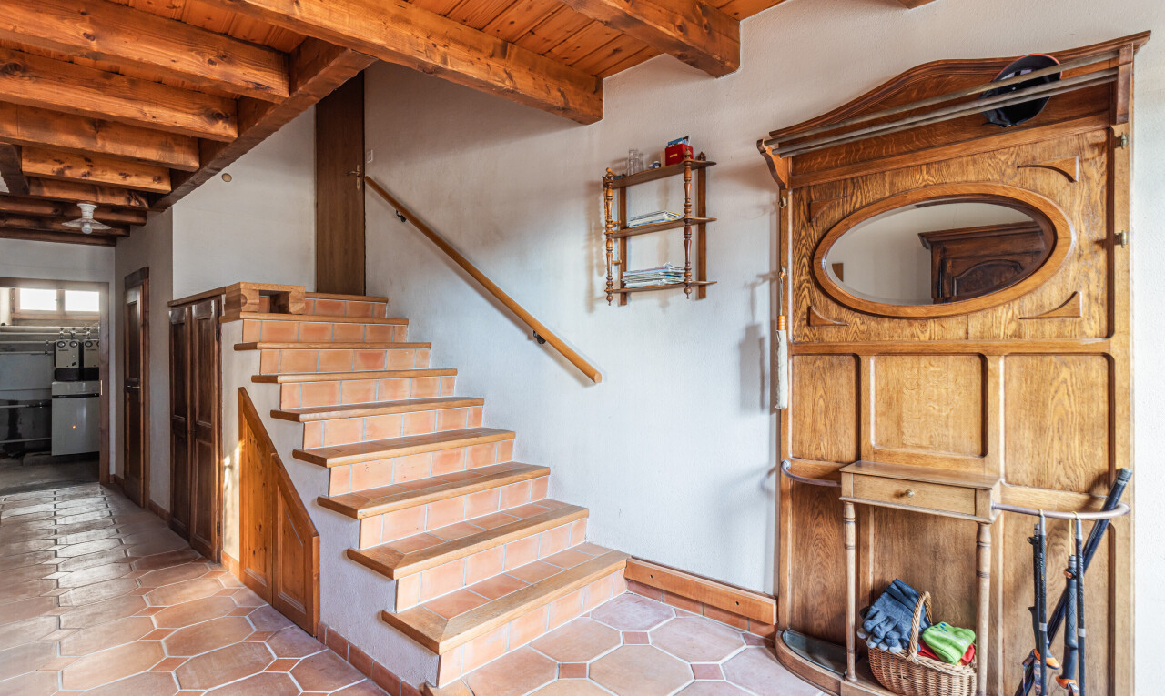 escaliers avec plafond en bois, wood ceiling, plafond à poutres, beamed ceiling, et inside property