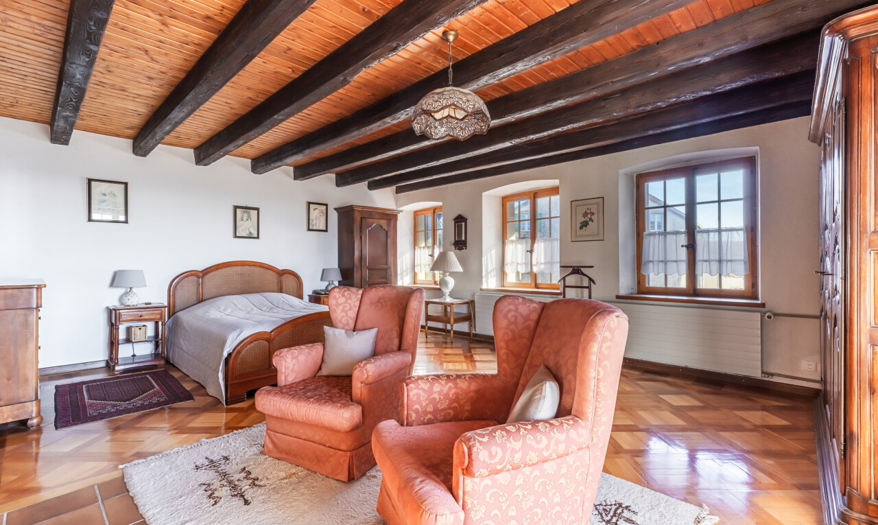 chambre avec inside property, lumière naturelle, natural light, plafond en bois, et wood ceiling