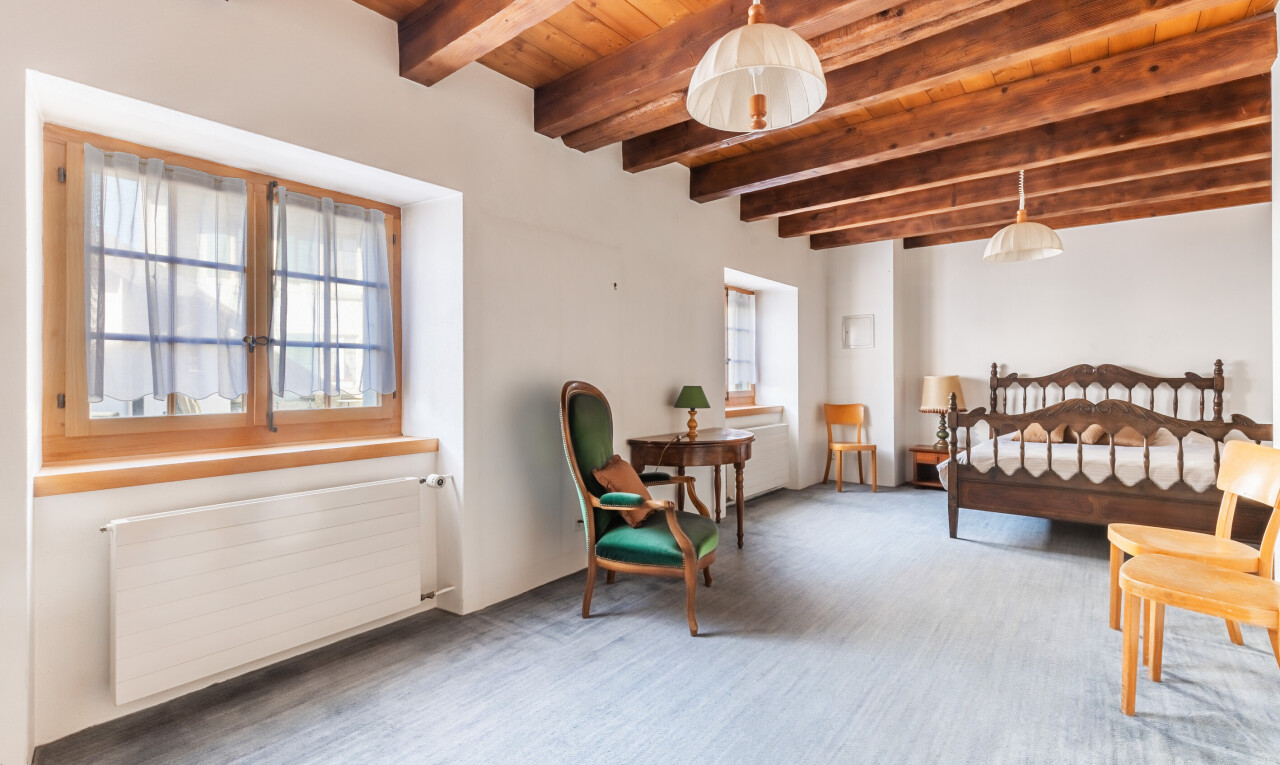 chambre avec lumière naturelle, natural light, radiateur, inside property, et plafond en bois