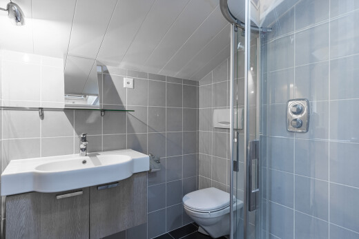 salle de bains avec mur en carrelage, tile wall, miroir, salle de bain complète, et inside property