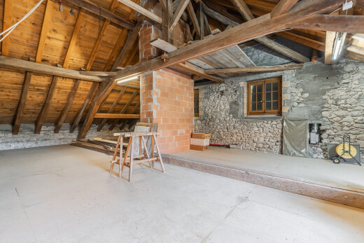espace intérieur avec plafond voûté, vaulted ceiling, inside property, mur en pierre, et stone wall