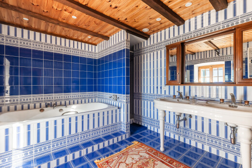 salle de bains avec salle de bain complète, plafond en bois, wood ceiling, inside property, et plafond à poutres