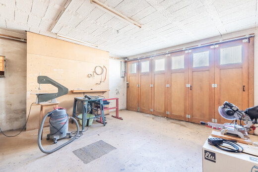 espace intérieur avec sol en béton, concrete floor, inside property, lumière naturelle, et natural light