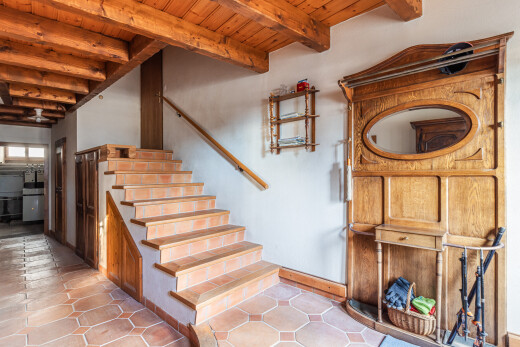 escaliers avec plafond en bois, wood ceiling, plafond à poutres, beamed ceiling, et inside property