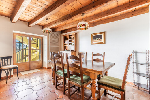 salle à manger avec plafond en bois, wood ceiling, plafond à poutres, beamed ceiling, et lumière naturelle