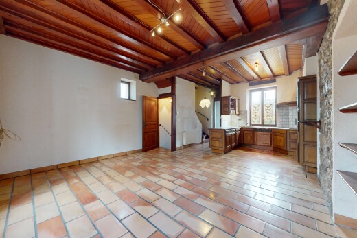 pièce vide avec lumière naturelle, plafond de bois, carrelage, et poutres apparentes