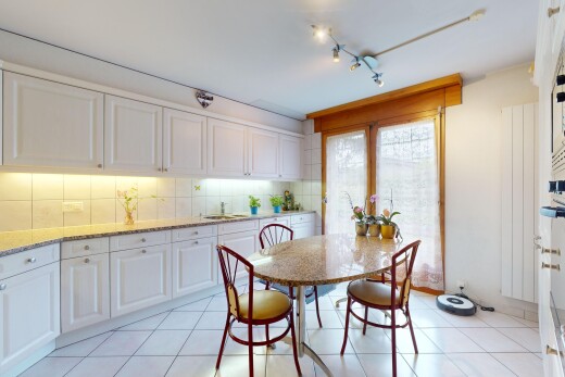 küche mit weiße schränke, hochgezogene schränke, natural light, natürliches licht, und stein arbeitsplatten