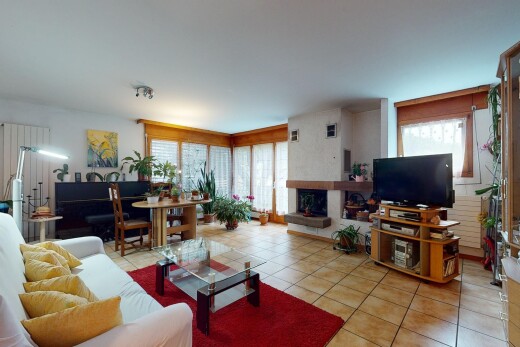 wohn- / esszimmer mit fernseher, fliesenboden, tile floor, inside property, und natürliches licht