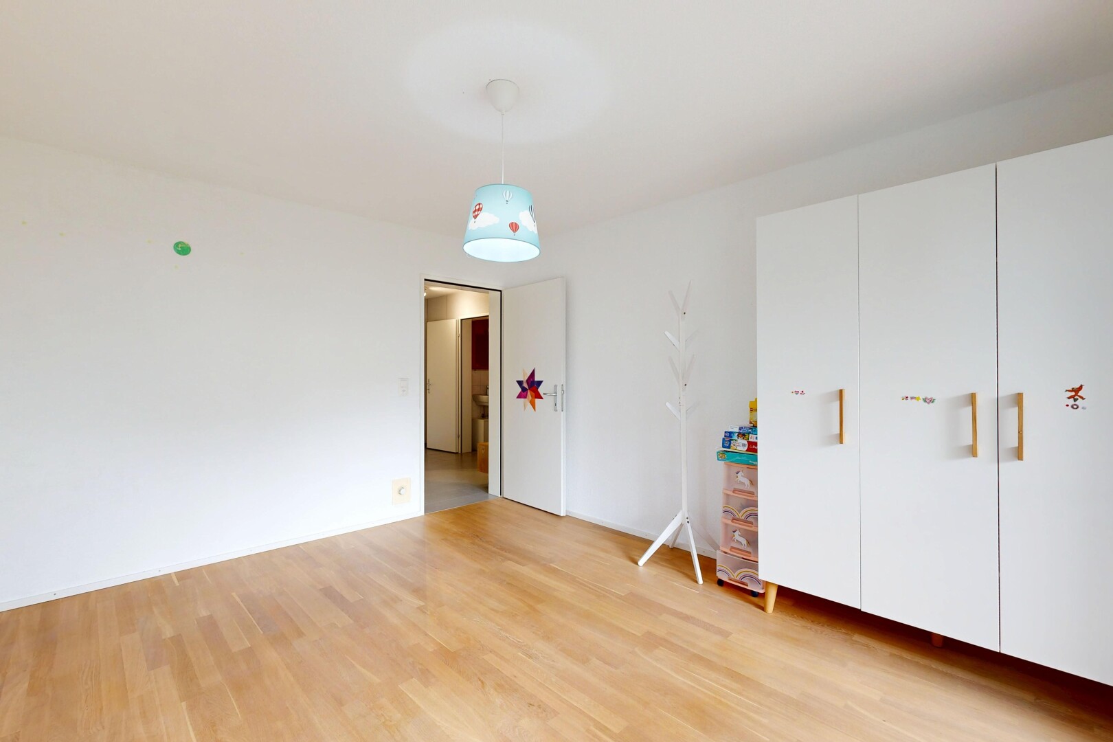 leerer raum mit wood finish floor, holzfußboden, inside property, drywall, und gipskartonwand