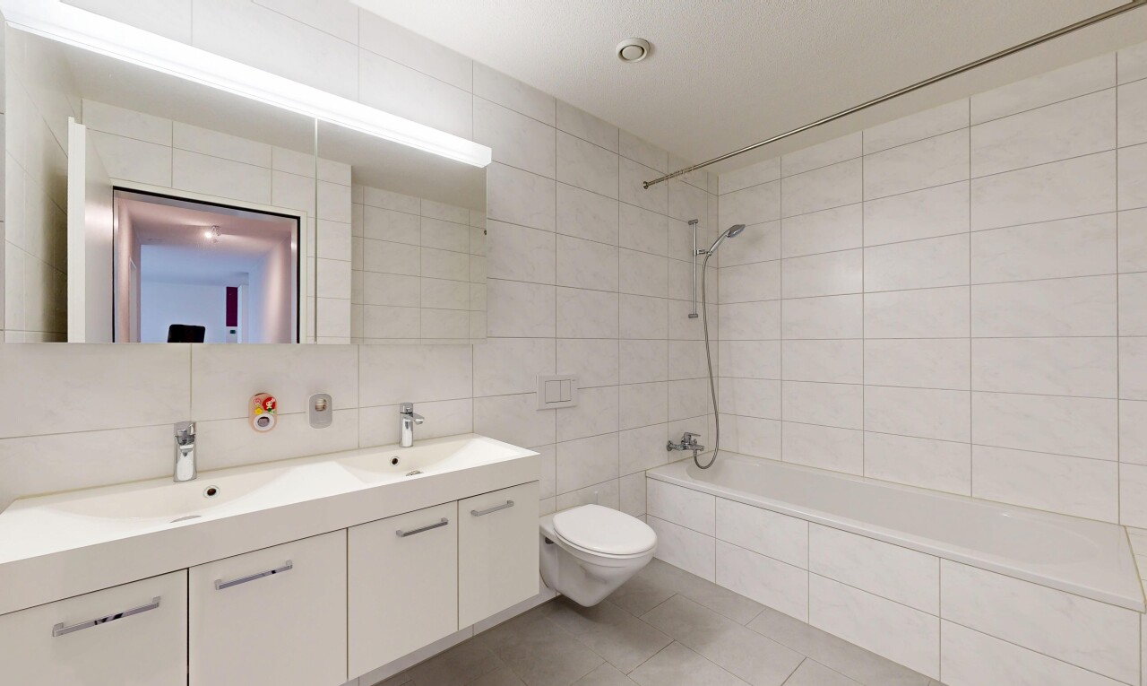 bad mit fliesenwand, tile wall, komplettes badezimmer, doppelwaschtisch, und kombiniertes bad / dusche