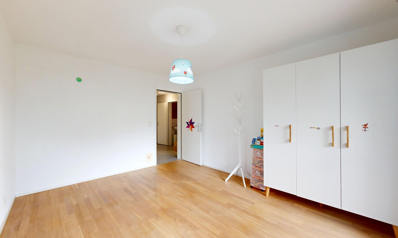 leerer raum mit wood finish floor, holzfußboden, inside property, drywall, und gipskartonwand